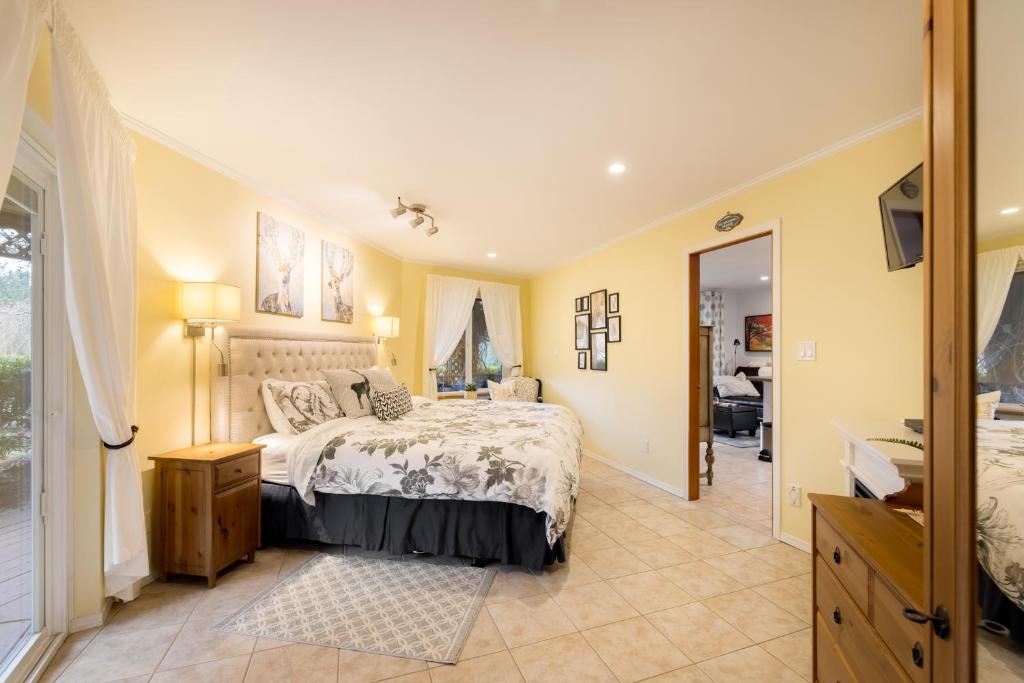 Enchanter Ocean View Suites (Madeira Park)