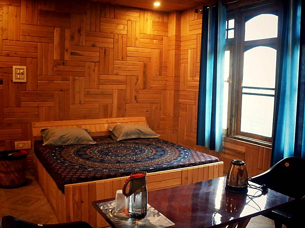 Pine Woods Guest House & Cafe