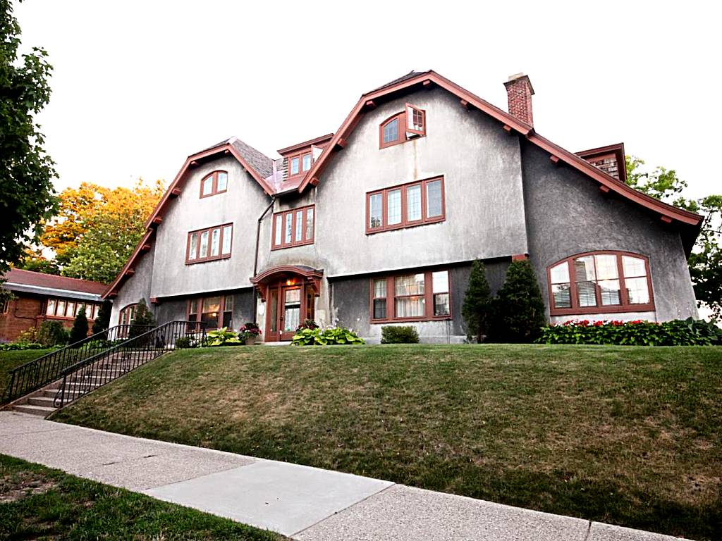 Leonard at Logan House (Grand Rapids)