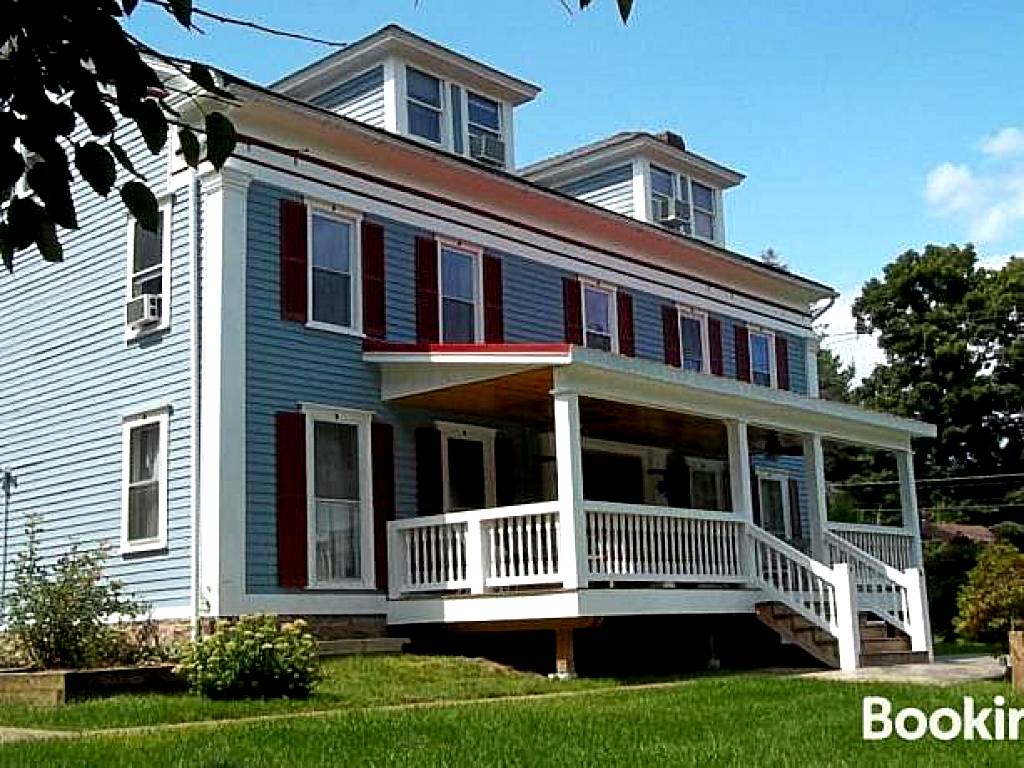 Tin Brook Bed & Breakfast (Walden)