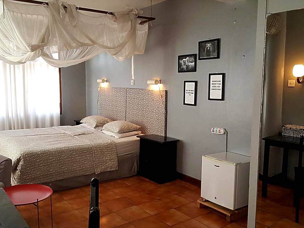 Q-Bar & Guesthouse