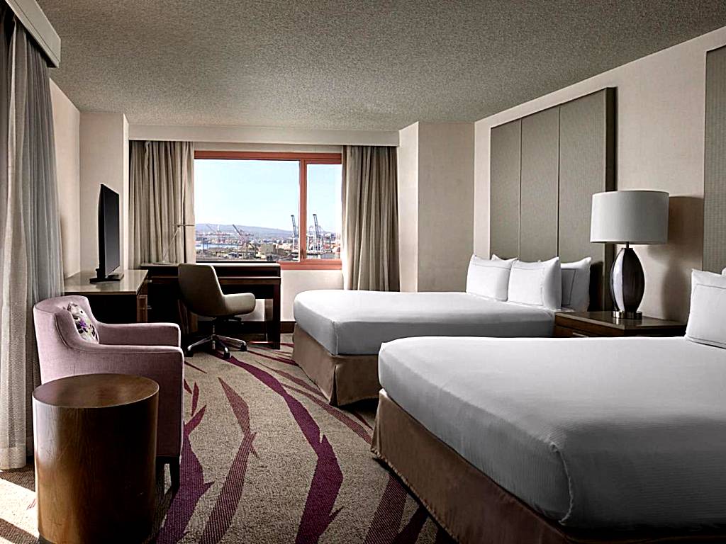 Hilton Long Beach Hotel: Queen Room with Two Queen Beds and Balcony