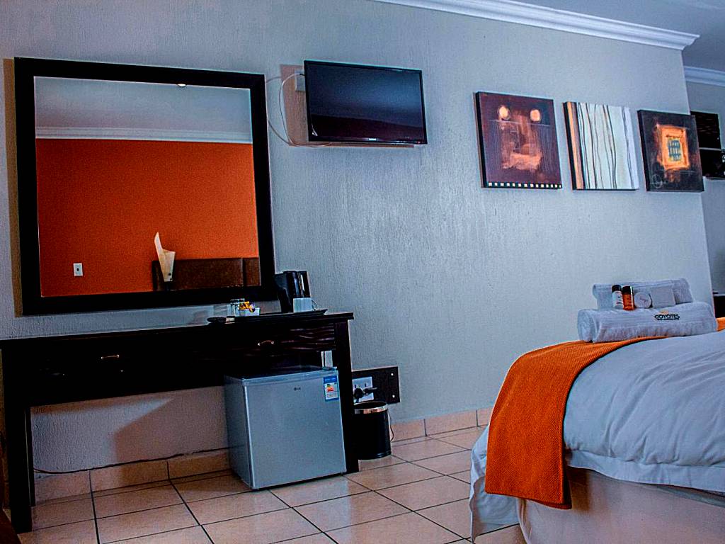 Coyotes Hotel & Conference Centre: Double Room