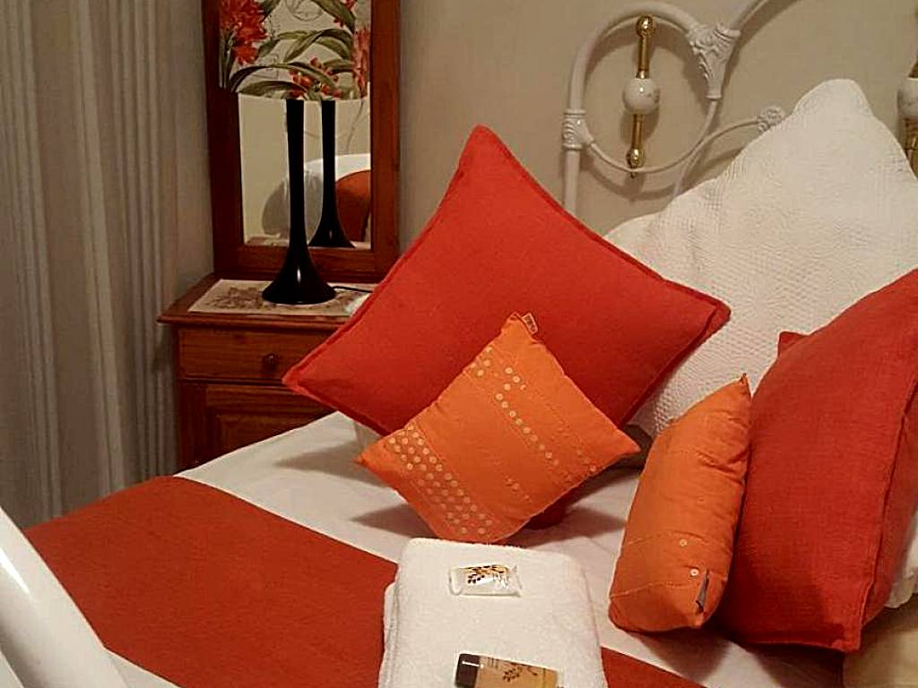 Harmony Guesthouse: Standard Double Room with Shared Bathroom