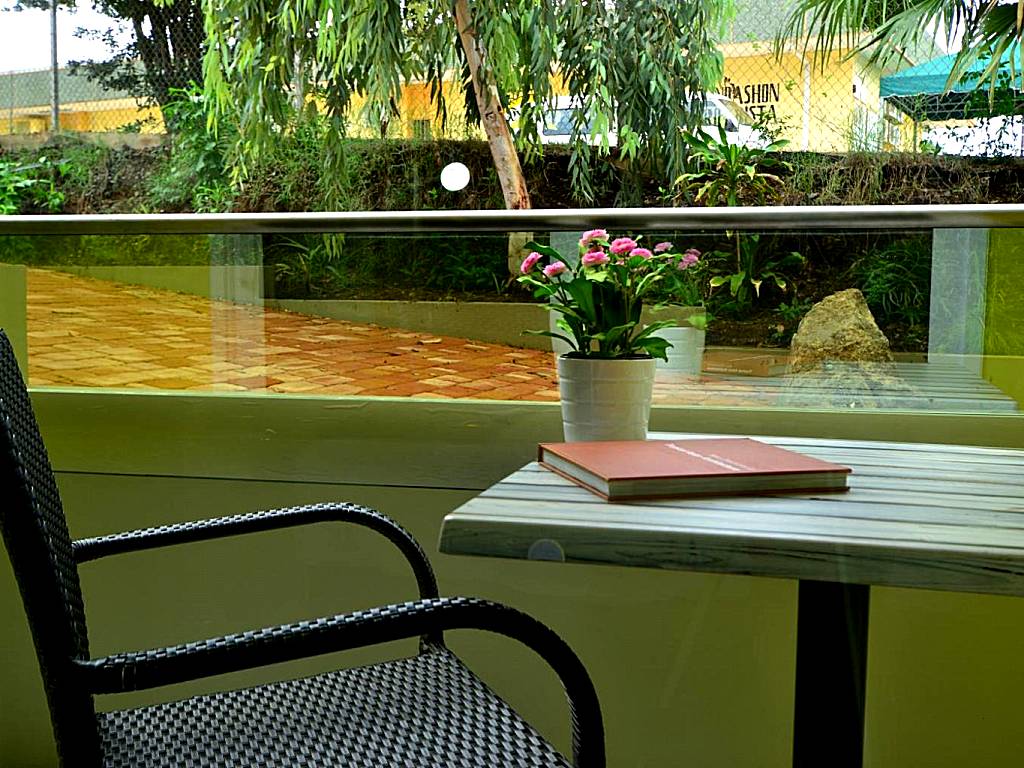 Quints Travelers Inn: King Room with Balcony