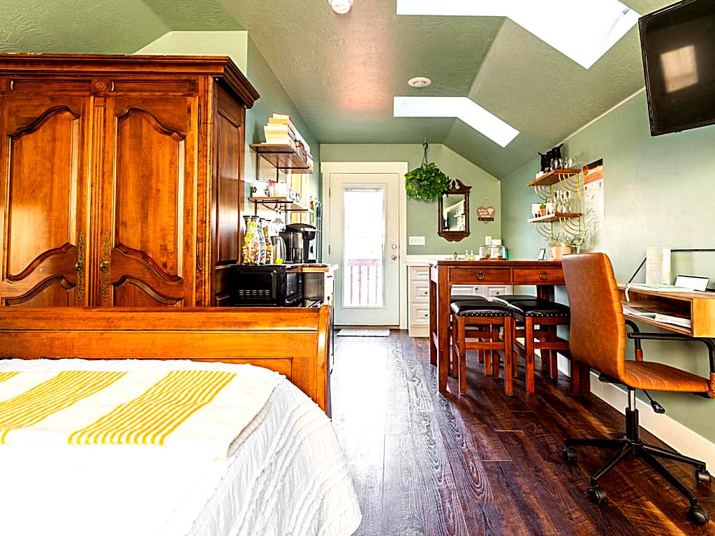 Boise White Water Guest House: Queen Room with Balcony - single occupancy (Boise)