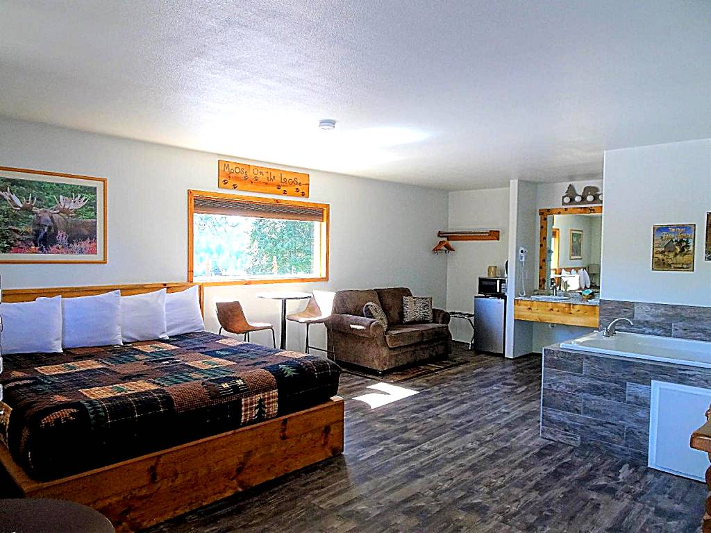 Eagle's Nest Motel: King Suite (Priest River)