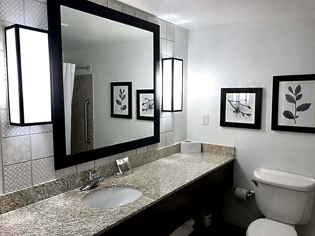 Country Inn & Suites by Radisson Lake George: King Suite with Whirlpool - Non-Smoking (Lake George)