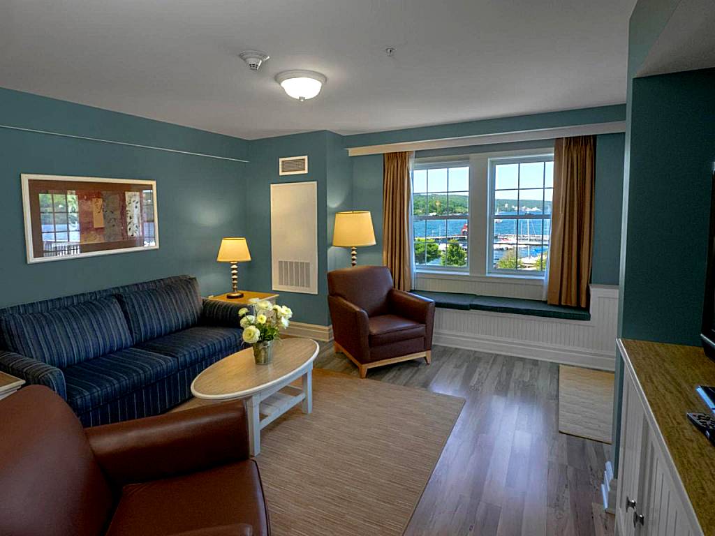 Watkins Glen Harbor Hotel: King Suite with Sofa Bed (Watkins Glen)