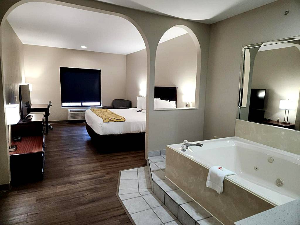 Baymont by Wyndham Houston Brookhollow: King Suite with Jetted Tub - Non-Smoking (Houston)
