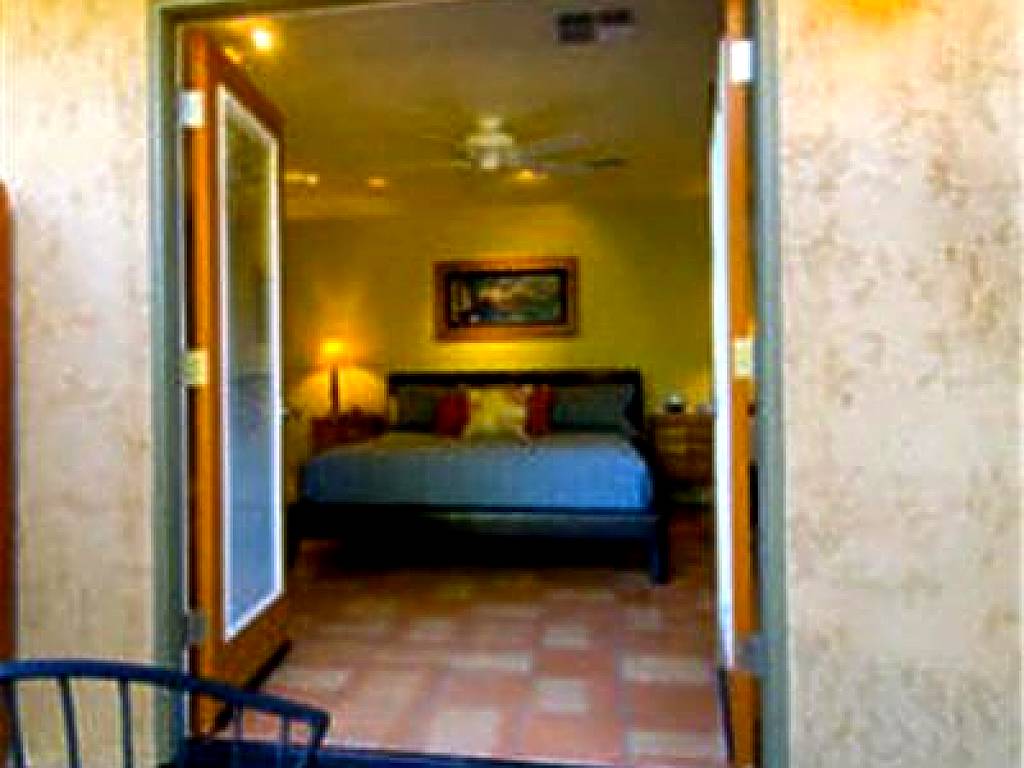 Queen's Inn By The River: King Suite (Oakhurst)