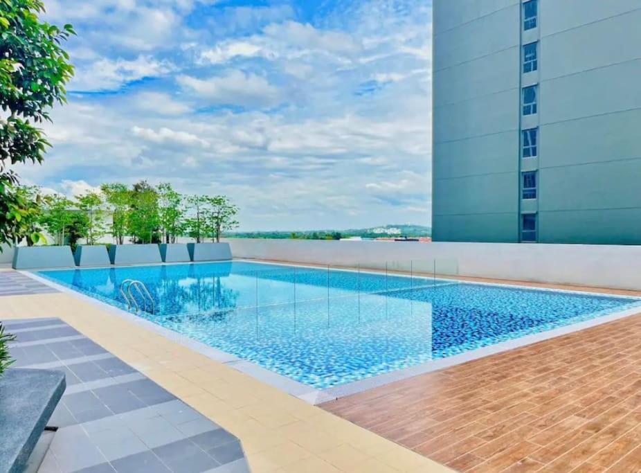 Inara Escape Lodge KLIA Kota Warisan Sepang # Free WI-FI and Netflix