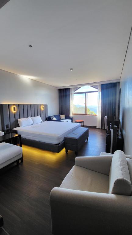 Superior Room, Super King Bed with Mountain View At The Forest Lodge Camp John Hay