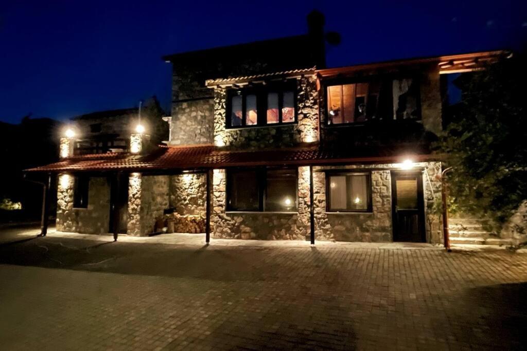 Blessings Chalet στον Παλαιό Άγιο Αθανάσιο με τζάκι, αυλή και υπέροχη θέα