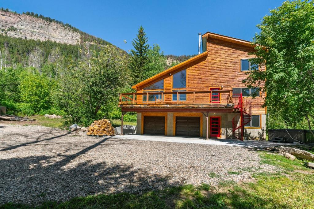 Secluded Mtn home by Purg, Hot Tub, Views! Pets ok