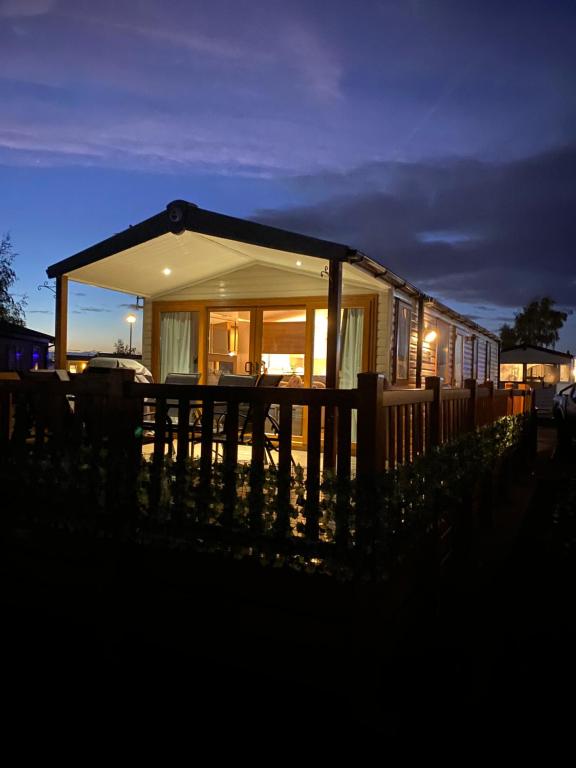 The Luxury break Sleeps 6 at 44 Kingfisher Court South facing
