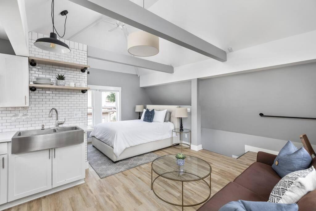 Cozy Cottage Near Major Attractions