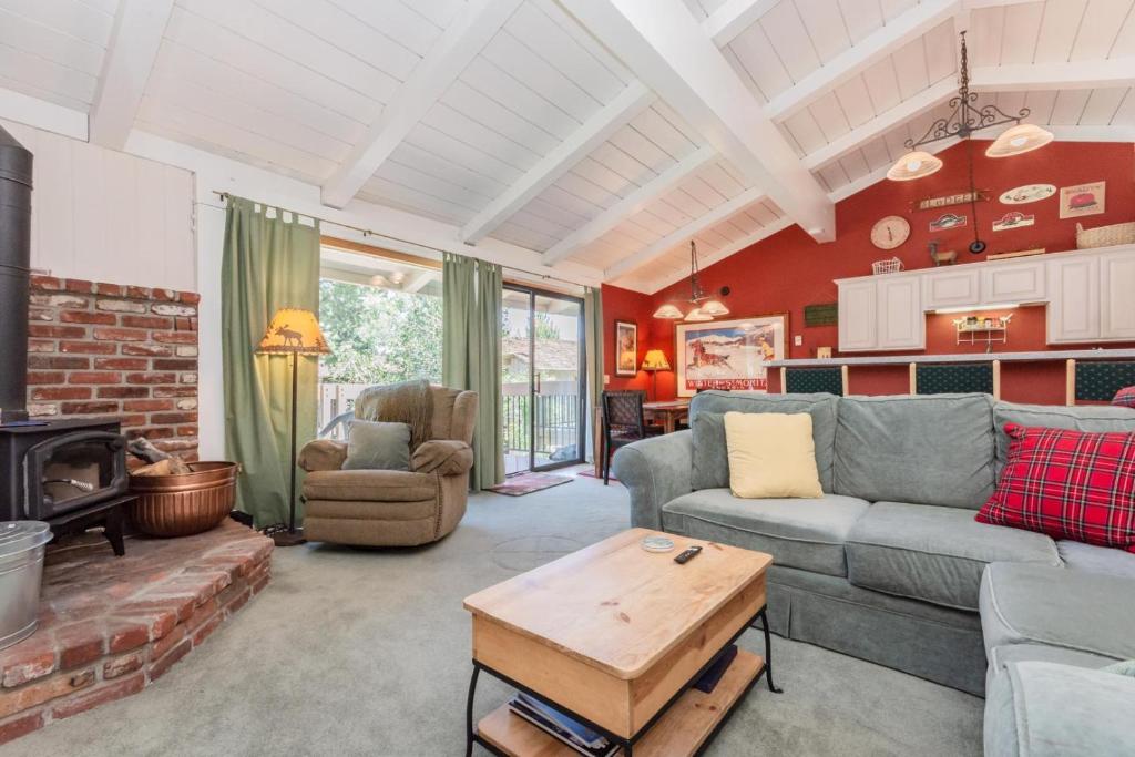 451 - Mountain Retreat w Pool Fireplace Tennis Courts More
