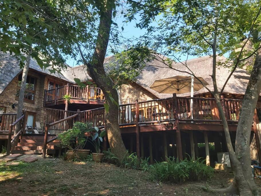 Dreamy 3 bedroom villa on the edge of the Sabie River in Kruger Park Lodge