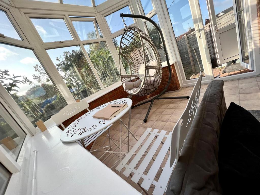 New Refurbished House, Park & Station Nearby 4 min