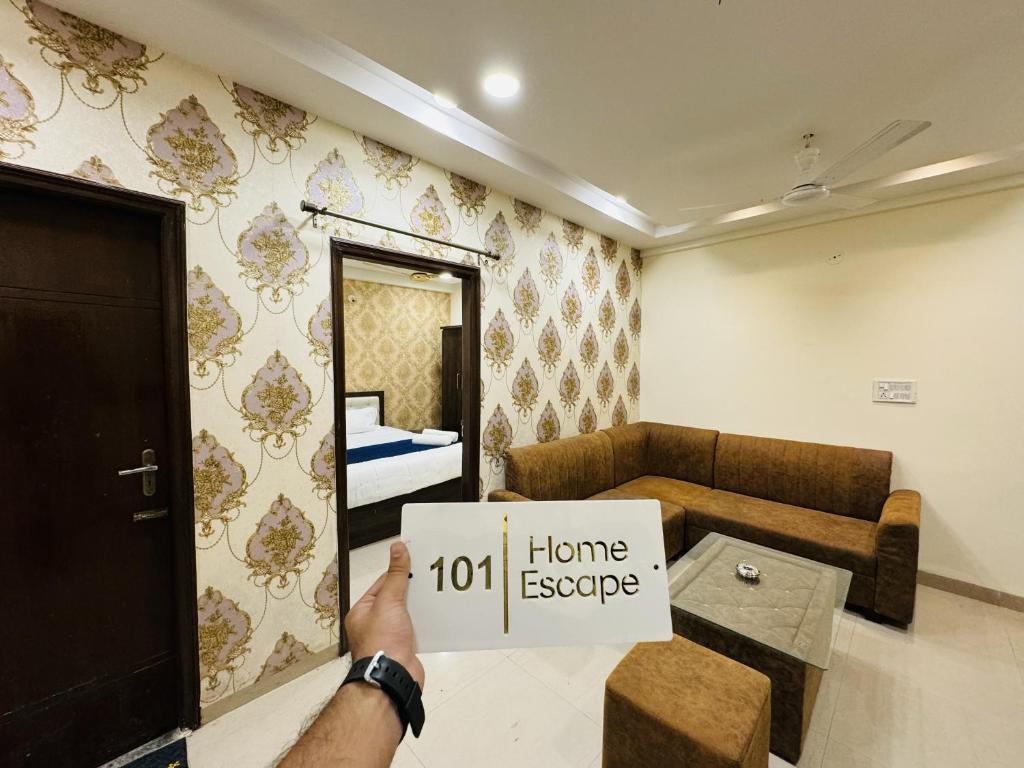 Home Escape 2BHK Apartment Near Bombay Hospital