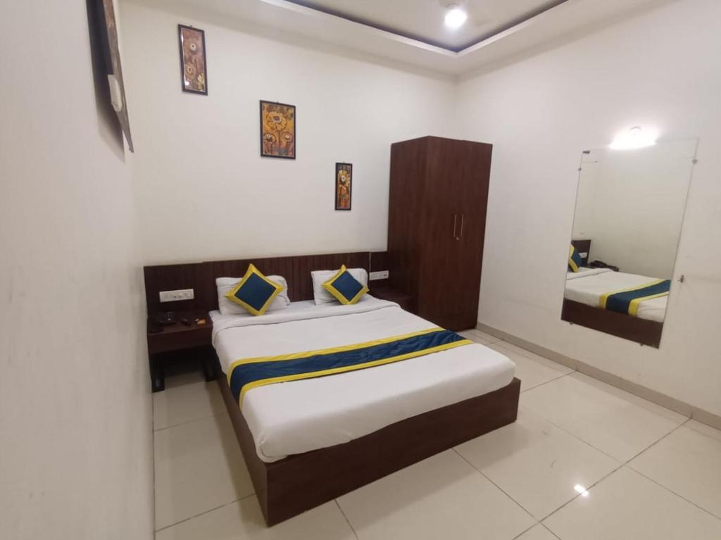 Hotel Lakshya Sheesh Mahal Indore