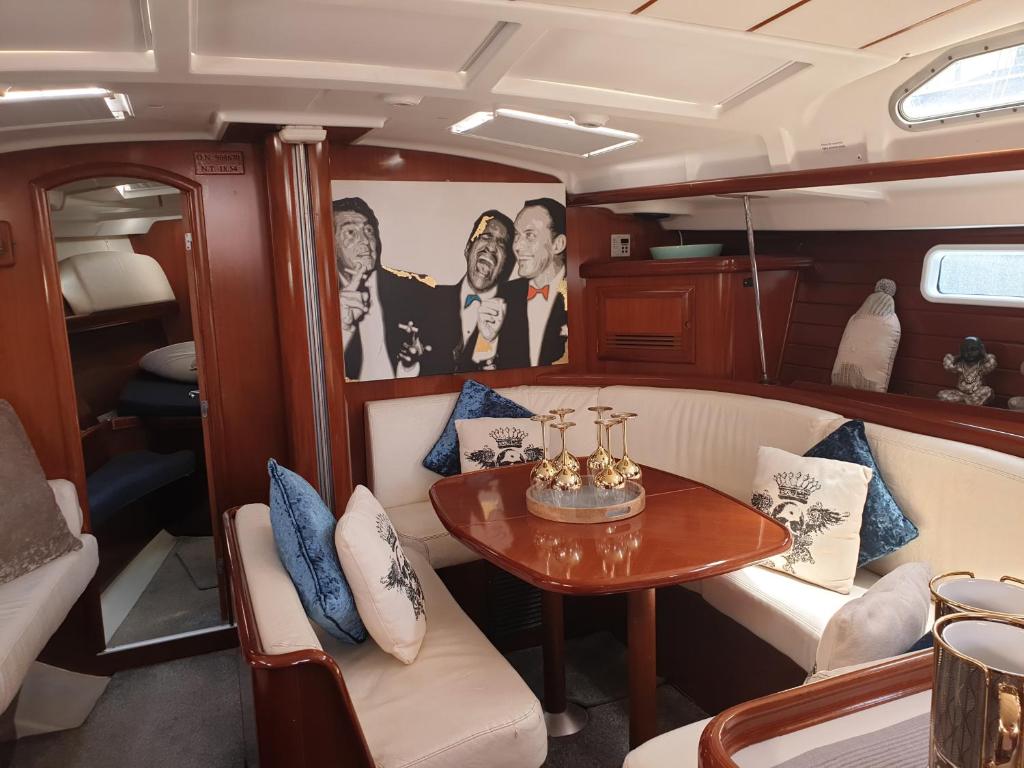 LUXURY YACHT STAY "White Dove" sleeps 6