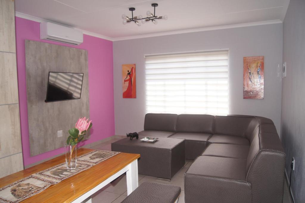 Rhino House with 3 bedrooms next to Pilanesberg and Sun City