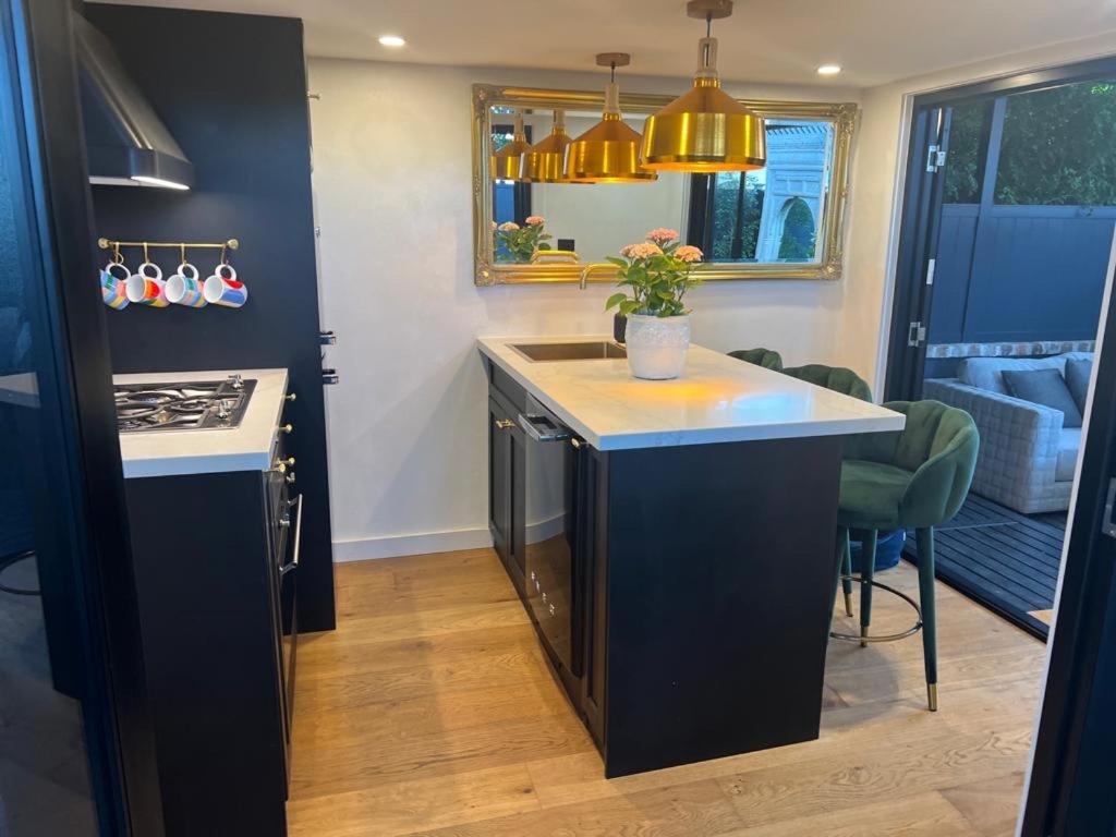 The Londoner - 2 Bedroom Super Luxe Tiny Home - Pets Welcome
