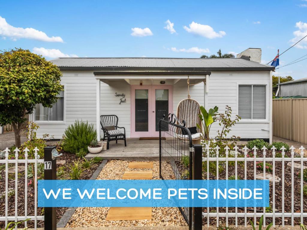 Gorgeous Renovated Cottage in Heart of Victor