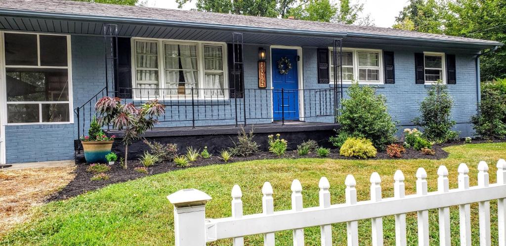 The Hidden Wooded Ranch - Close to LU, Downtown and U of Lynchburg - 3BD-1BA