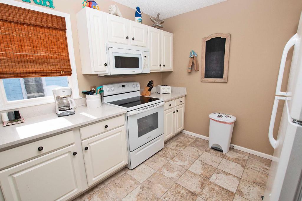 M11, Sandy Paws- Oceanside, Hot Tub, Community Amenities!