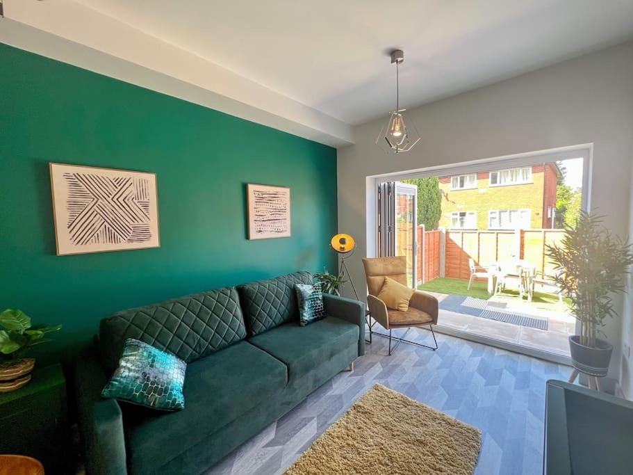 Stylish 2 Bed House With EV Parking
