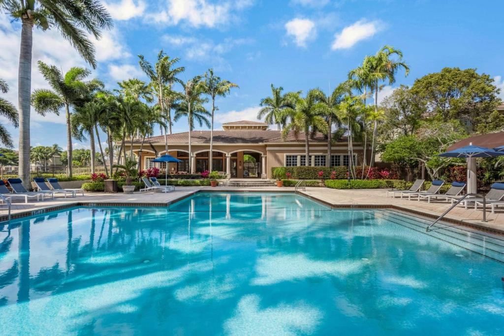 Luxurious Apartments with Pool and Gym at Boynton Beach