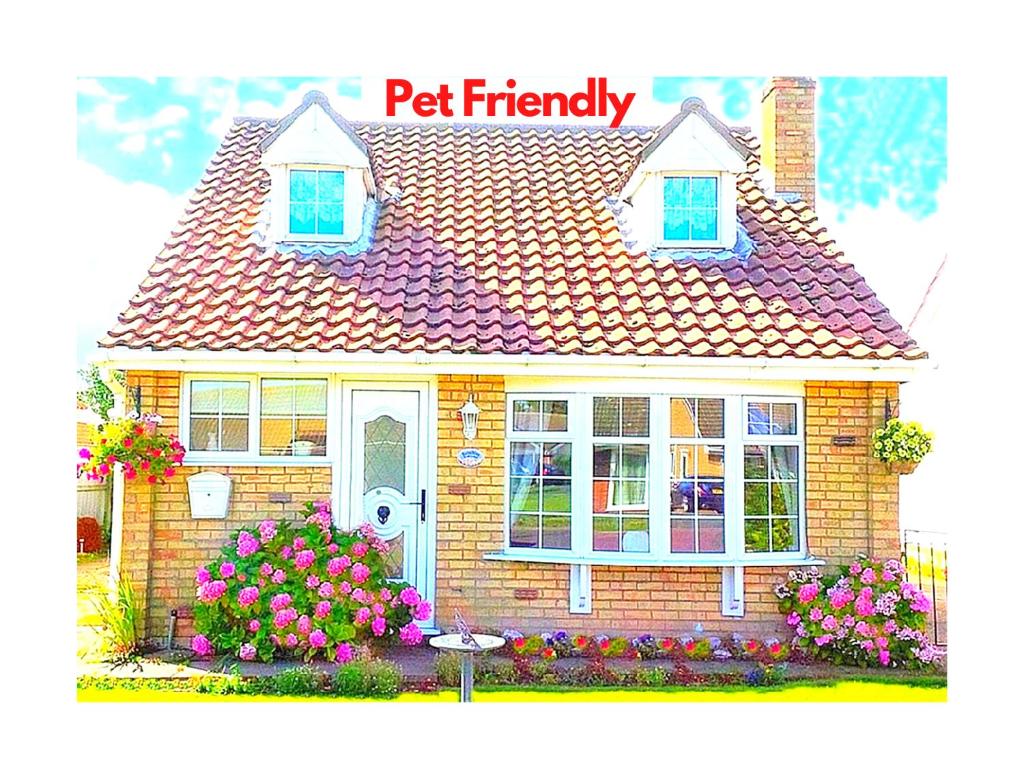 A Romantic Cosy Cottage by the Beach! - Snuggle Up in this adorable Seaside hide-away just a few steps from the Beach! So Cosy & Romantic you won't want to leave!