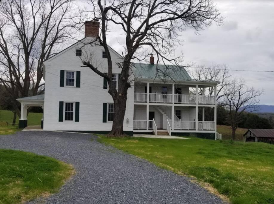 Luray Farmhouse on the River
