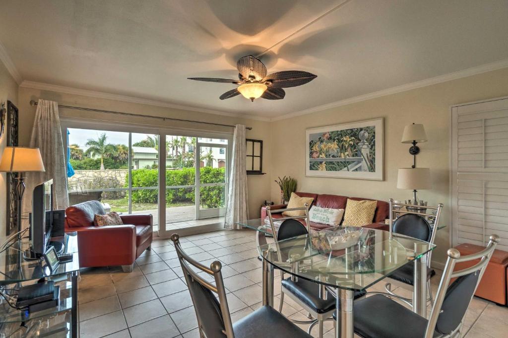 Longboat Key Condo with Lanai, Walk to Beach and Shops