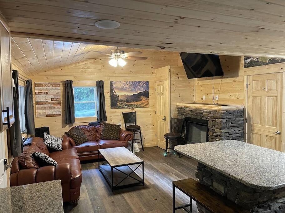 Creekside 3 bedroom 2 bath cabin on private creek