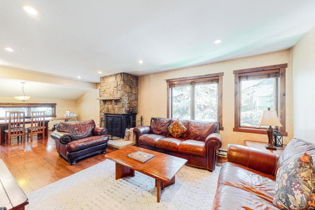 Larkspur Lodge