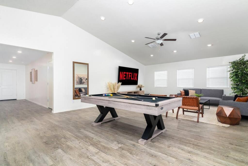 Spacious Family Oasis ~ PoolTable ~ Backyard ~ Pkg