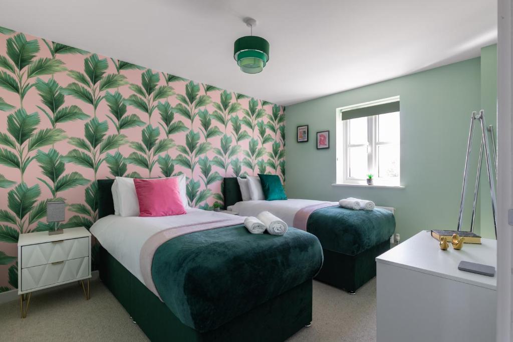Stunning Home By STN Airport - 2 Bath & Parking x 2
