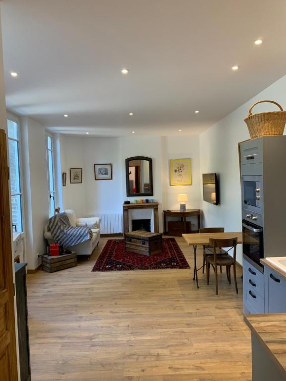 CHEZ PAUL