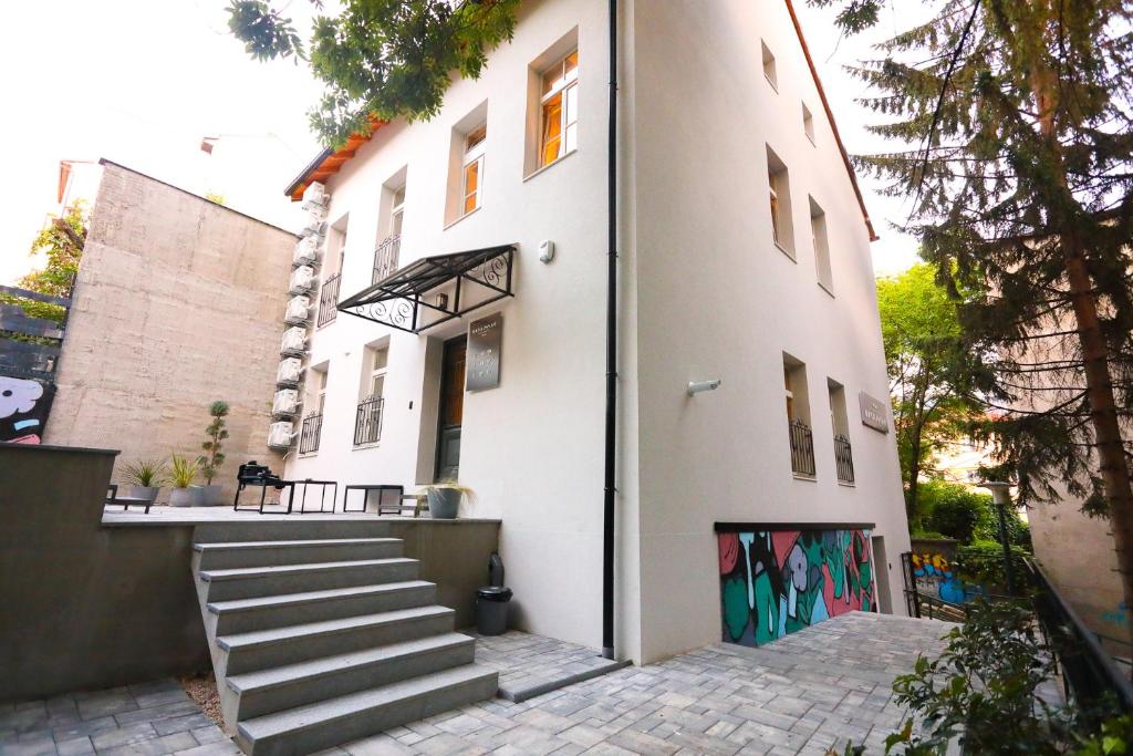 VILLA BASAMAK