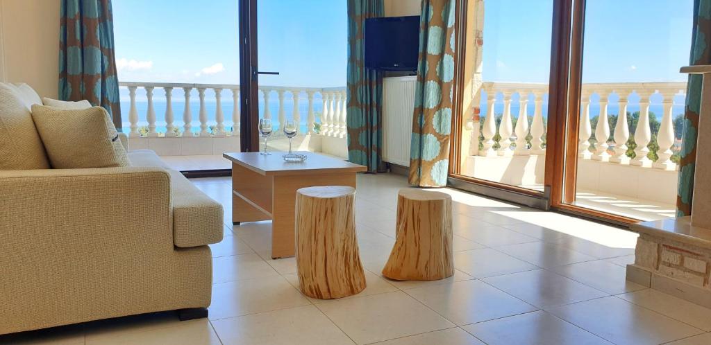 Bungalow White Tennis Apartments & Suites