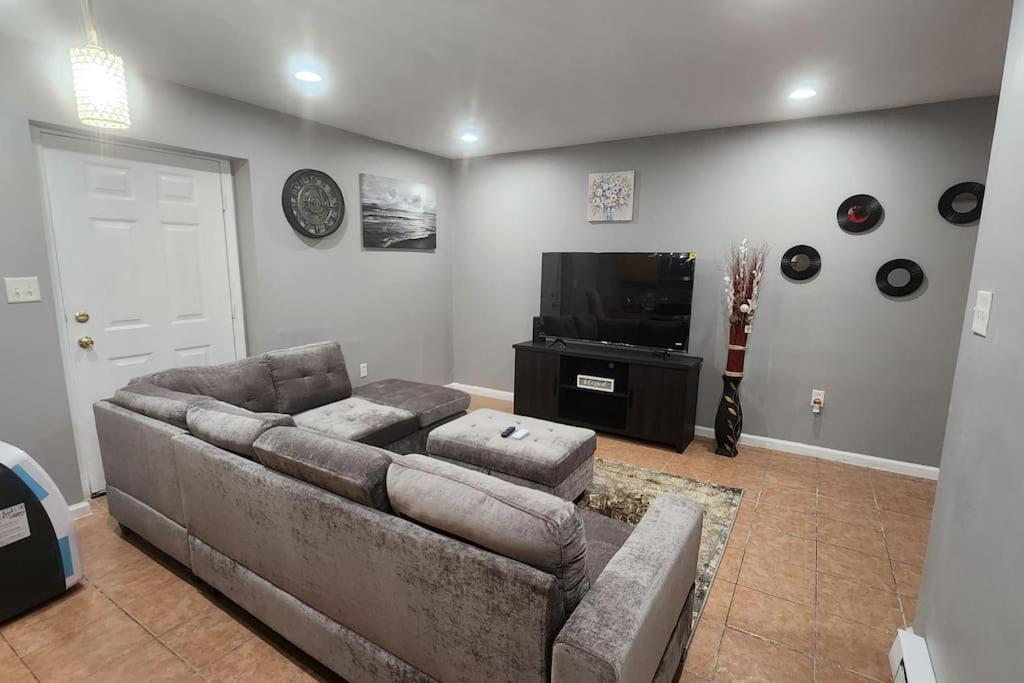 Cozy King Bed, Free Parking!