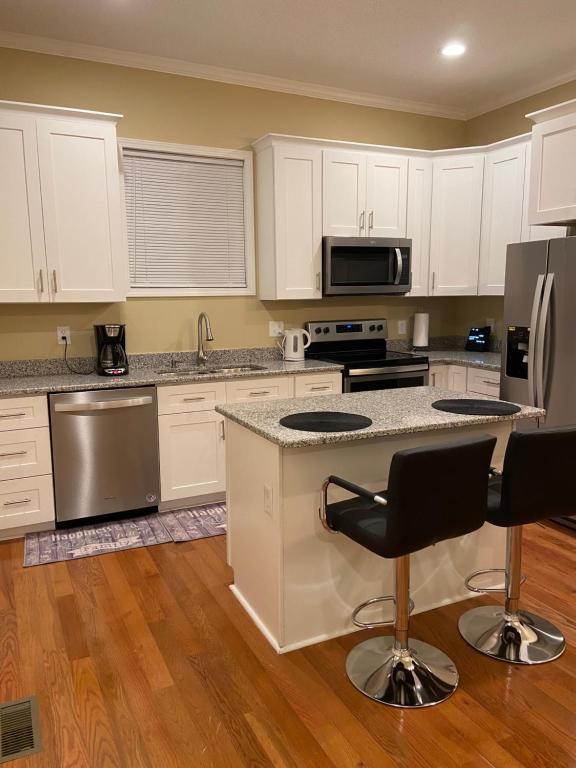 Modern home with huge fenced yard and No pet fees