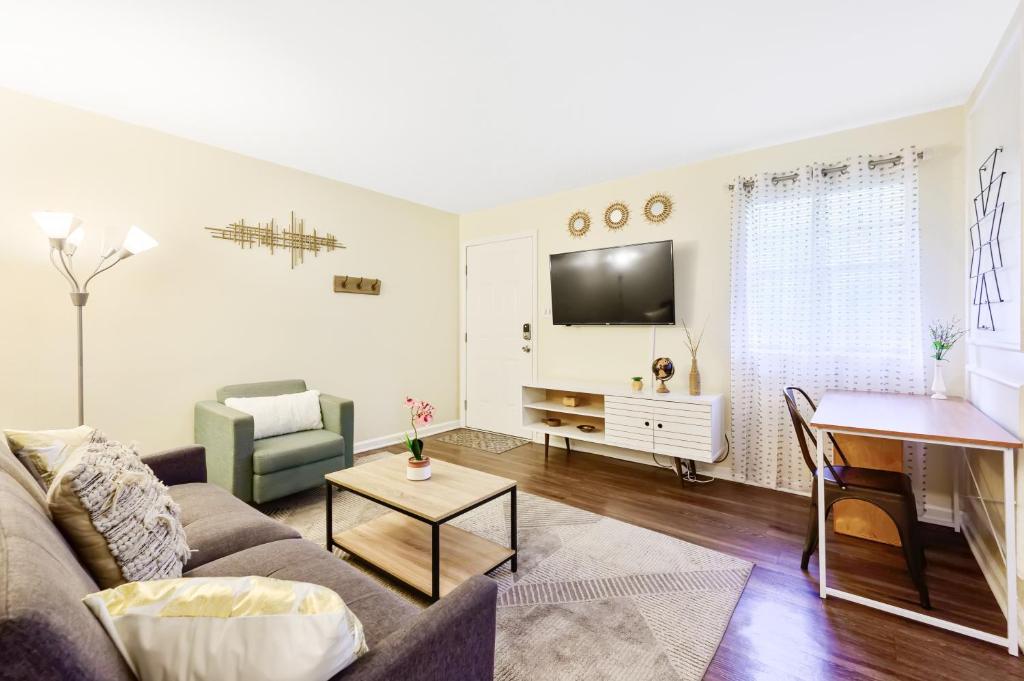 Dapper Digs - King Bed - Long Term Stays - Duke