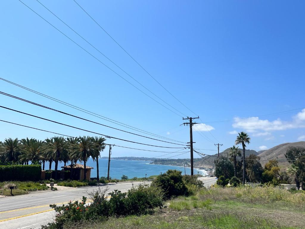 Airy Oceanview Malibu House, 1 Min to Beach & Hike