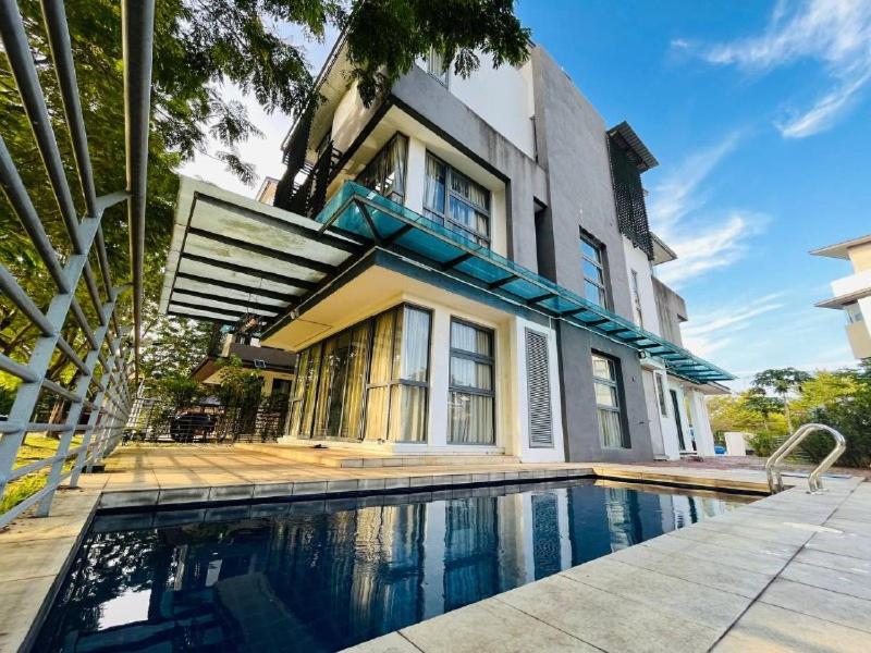 OS Private Pool 3-Sty Bungalow Classic Elegant