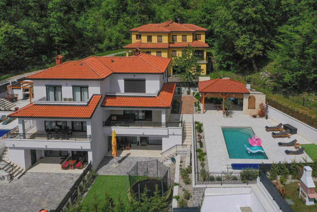 Villa Suzana grijani bazen i biljar na otvorenom